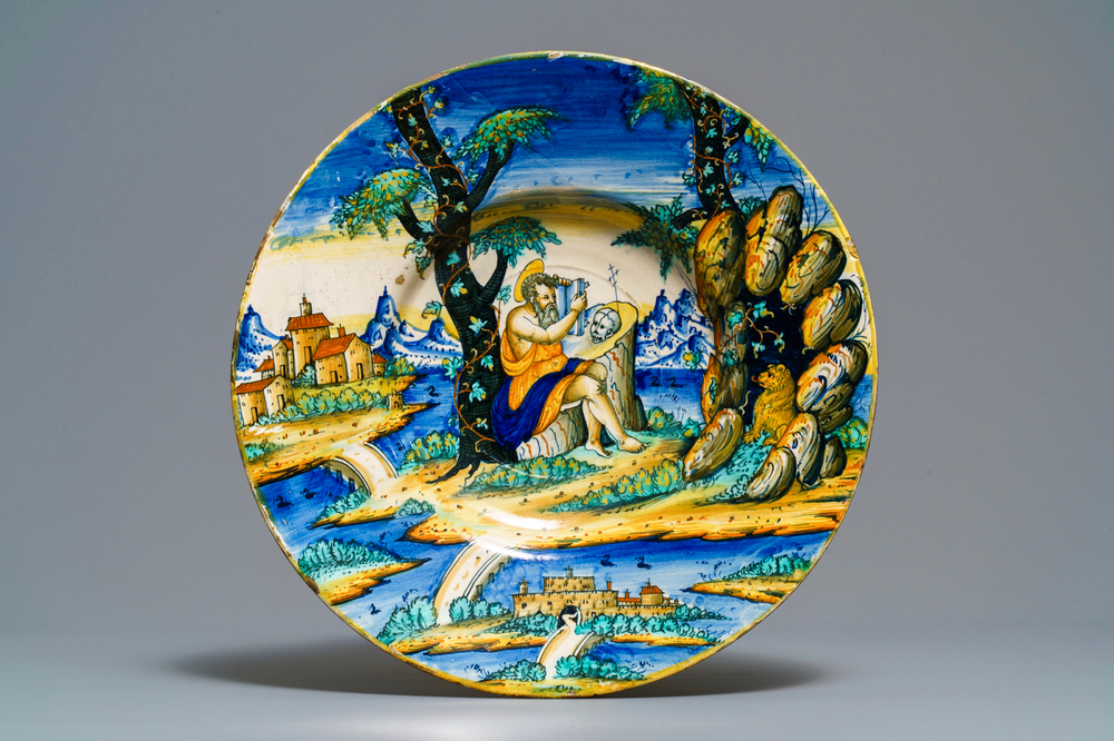 Een grote Italiaanse majolica schotel met de heilige Hi&euml;ronymus, Urbino of Veneti&euml;, midden 16e eeuw